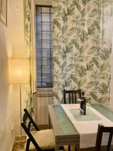 a dining room with a table and chairs and a window at Appartamento San Niccoló GR in Florence
