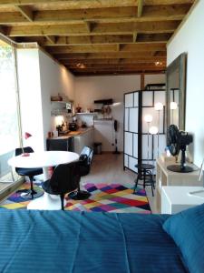 Habitación con cama, mesa y cocina. en The Lodge en Bilzen
