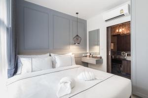 Postel nebo postele na pokoji v ubytování Palmyrah Surin Beach Residence