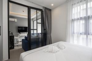 Postel nebo postele na pokoji v ubytování Palmyrah Surin Beach Residence
