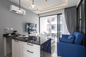 Kuchyň nebo kuchyňský kout v ubytování Palmyrah Surin Beach Residence