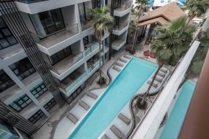 Bazén v ubytování Palmyrah Surin Beach Residence nebo v jeho okolí