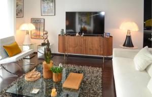 sala de estar con sofá y TV en Nice Home In Bordeaux With Outdoor Swimming Pool en Burdeos