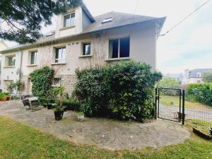 a house with a gate in front of it at Villa les mouettes, au bord de la mer. in Saint Malo