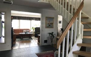 uma sala de estar com uma escada e um sofá em Standard swedish family house em Ronneby