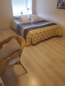 - une chambre avec un lit et une chaise dans l'établissement Gite, à Montabot