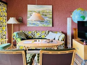 uma sala de estar com um sofá e uma mesa em Holiday home UDDEVALLA XXXVI em Uddevalla