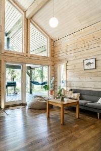 een woonkamer met een bank en een tafel bij Meretuule Holiday Home in Keibu