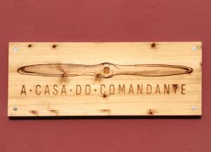 a sign that says a casa do combander on a wall at A Casa do Comandante - Piscina e Jardim in Lagoa +40 photos