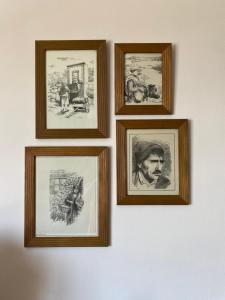 un gruppo di disegni di persone su un muro di A Casa do Comandante - Piscina e Jardim a Lagoa Altre 40 foto