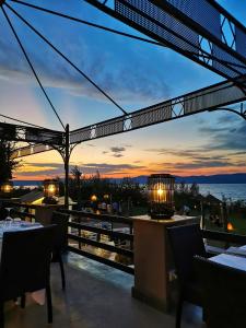 un restaurante con vistas al océano al atardecer en Cuncè en Anguillara Sabazia