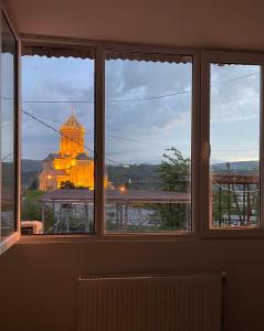 een raam met uitzicht op een gebouw bij View Corner in Tbilisi City