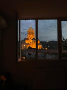 - une vue sur un bâtiment depuis une fenêtre dans l'établissement View Corner, à Tbilissi