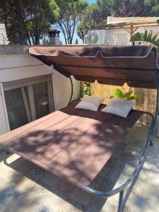 - une table de pique-nique installée au-dessus d'une terrasse dans l'établissement Casa Rural Los Pepe Sancti Petri, à Chiclana de la Frontera
