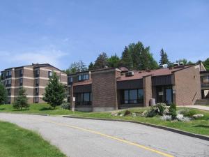 une route vide devant un bâtiment en briques dans l'établissement Au Campus, à Sherbrooke