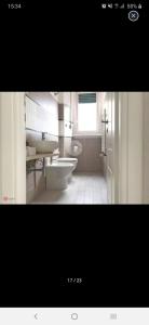 Et badeværelse på Room for rent in Roma Conca d'oro near subway line b