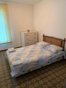 een slaapkamer met een bed en een dressoir bij Best Sevan Villa 1 in Sevan