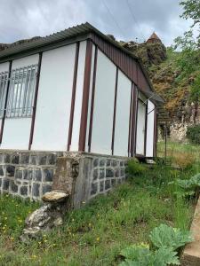 een gebouw met ramen bovenop een stenen muur bij Best Sevan Villa 1 in Sevan
