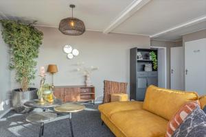 恩斯赫德的住宿－Enschede83，客厅配有沙发和桌子