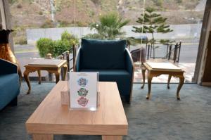 un libro sentado en una mesa de centro en una habitación en فندق فربيون ابها - Ferbion Hotel Abha en Abha