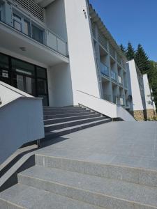 un bâtiment avec des escaliers en face d'un bâtiment dans l'établissement Emilia mały apartament Ustroń, à Ustroń