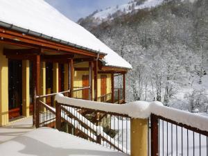 Cabaña de madera con nieve en la barandilla en Appartement Valloire, 3 pièces, 6 personnes - FR-1-263-153 en Valloire
