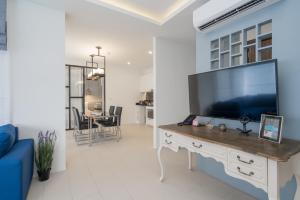 TV a/nebo společenská místnost v ubytování Palmyrah Surin Beach Residence