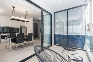TV a/nebo společenská místnost v ubytování Palmyrah Surin Beach Residence