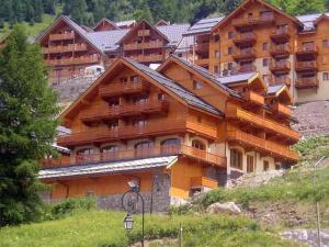 un grand bâtiment en bois au sommet d'une montagne dans l'établissement Appartement Valloire, 2 pièces, 4 personnes - FR-1-263-128, à Valloire