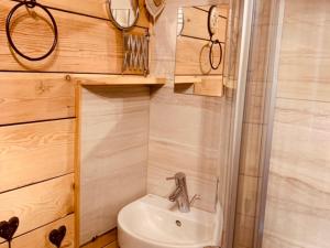 een kleine badkamer met een toilet en een wastafel bij Studio Les Arcs 1600, 1 pièce, 3 personnes - FR-1-411-468 in Arc 1600