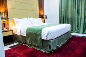 En eller flere senger på et rom på Doha Dynasty Hotel