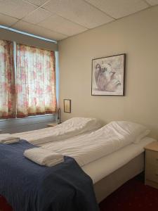 En eller flere senger på et rom på Askvoll Fjordhotell