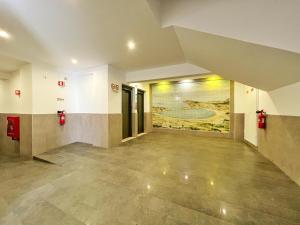 um corredor vazio com um quadro na parede em ROOM 335 em São Martinho do Porto