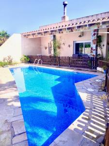 - une piscine en face d'une maison dans l'établissement Can Pantoni, à Deltebre
