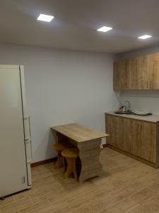 una cucina con un tavolo di legno e un frigorifero di Best Sevan Villa 2 a Sevan Altre 15 foto