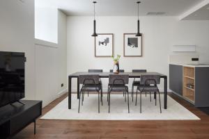uma sala de jantar com uma mesa preta e cadeiras em Elkano by FeelFree Rentals em San Sebastián