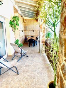 a patio with a table and chairs and plants at Can Pantoni in Deltebre