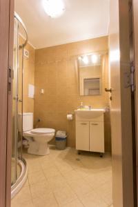 ソゾポルにあるApartments Sozopoli Hillsのバスルーム(トイレ、洗面台、シャワー付)