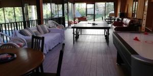 阿澤勒里多的住宿－Les INSOLITES DE LA TOUCHE，客厅配有沙发和桌子