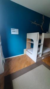 een kamer met een wit stapelbed met een blauwe muur bij Murcarolo in Genua