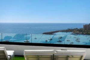 - une vue sur un port avec des bateaux dans l'eau dans l'établissement Palmera Sea View, à Patalavaca