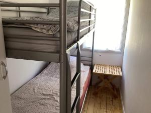 een kleine kamer met 2 stapelbedden en een tafel bij Holiday home Olofström IV in Olofström