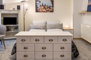 a bedroom with a bed with a white dresser at Apartment Casa Gina in Stockach