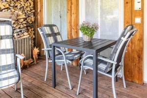 una mesa negra y sillas en un porche en Apartment Casa Gina, en Stockach