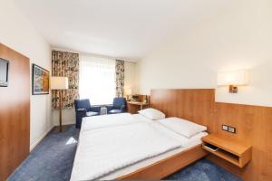 Postel nebo postele na pokoji v ubytování Hotel Drei Kronen Elmshorn