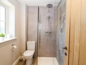 a bathroom with a toilet and a shower at Fishermans Lodge in York +13 photos