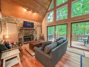 Χώρος καθιστικού στο Kayaks Included Lakefront Home w Fire Pit Hot Tub Dock