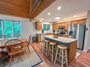 Η κουζίνα ή μικρή κουζίνα στο Kayaks Included Lakefront Home w Fire Pit Hot Tub Dock