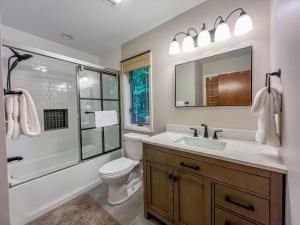 Ένα μπάνιο στο Kayaks Included Lakefront Home w Fire Pit Hot Tub Dock +29 φωτογραφίες