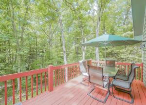 Μπαλκόνι ή βεράντα στο Kayaks Included Lakefront Home w Fire Pit Hot Tub Dock